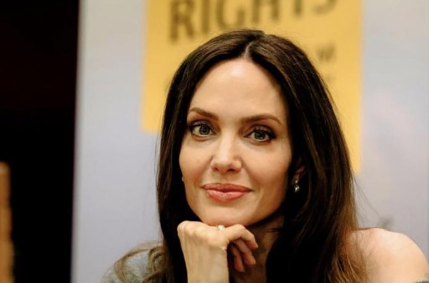  What did Angelina Jolie’s mom look like