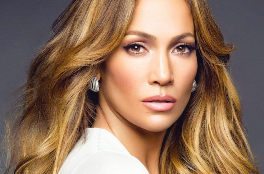  Jennifer Lopez showed her mom — a very beautiful woman!