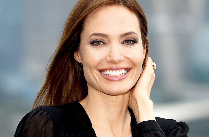  What a lovely scene! Angelina Jolie does shopping in an ordinary supermarket