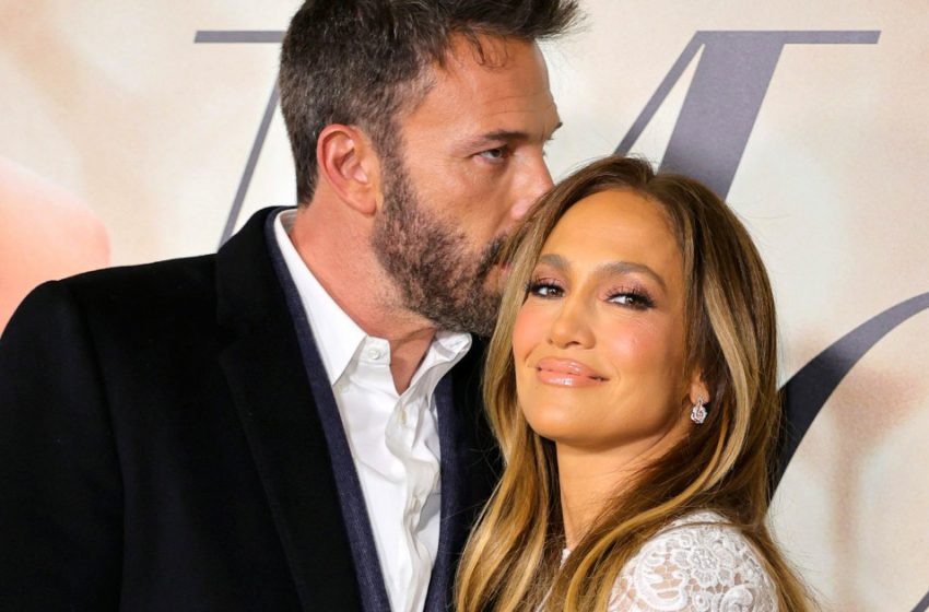  Jennifer Lopez and Ben Affleck were spotted by the paparazzi while walking through the mall with their children