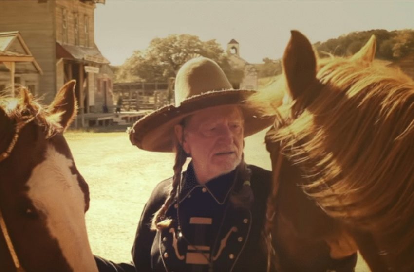  Willie Nelson rescued 70 horses from a slaughterhouse and set them free