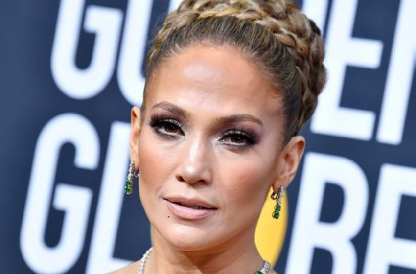  How looks J.Lo in her casual state. Paparazzi caught her without makeup