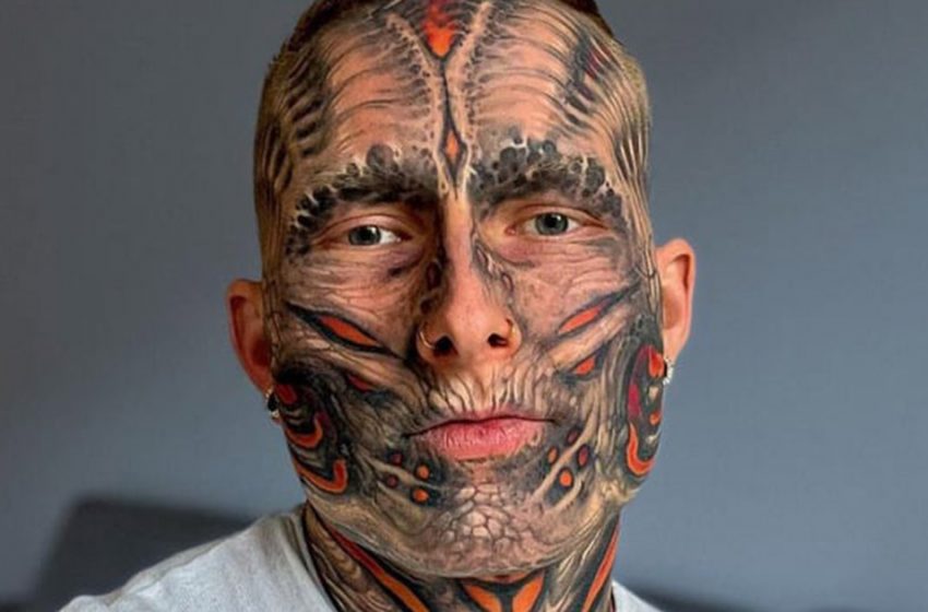  Unearthly handsome. An American who covered himself with tattoos showed how he looked without them