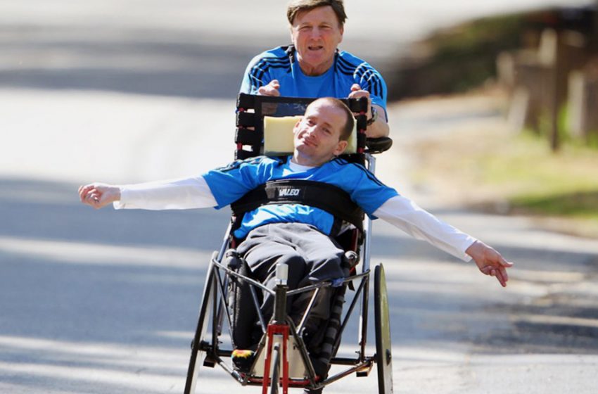  Questa incredibile storia racconta l’amore di un padre per suo figlio. Ha corso maratone mentre spingeva la sedia a rotelle di suo figlio in giro per il mondo.