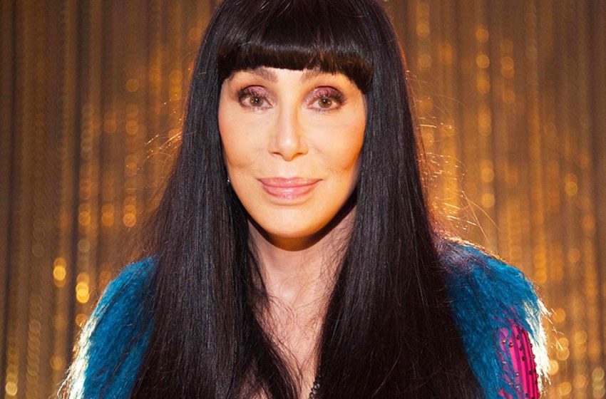  I paparazzi hanno mostrato la leggendaria Cher di 75 anni senza trucco in vacanza, sbalordito la Rete