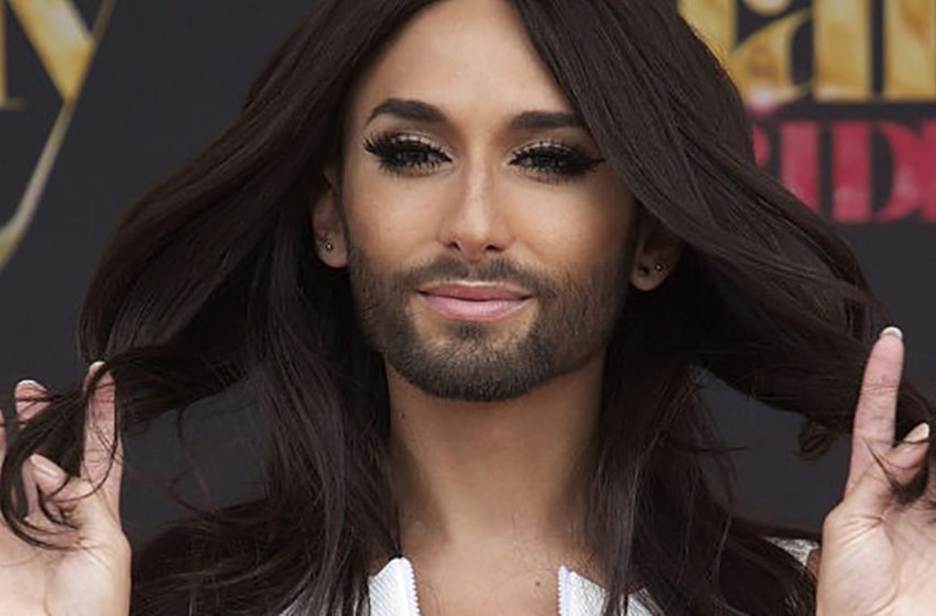  Meglio sedersi. Conchita Wurst è diventata un bell’uomo brutale.