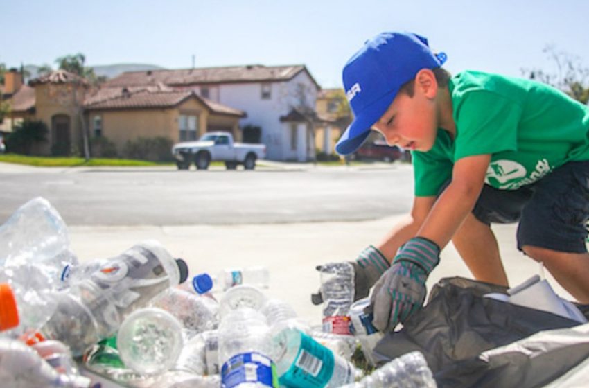  «Le bottiglie finiscono nell’oceano e gli animali muoiono per questo.» Un bambino di 9 anni ha raccolto 500.000 bottiglie