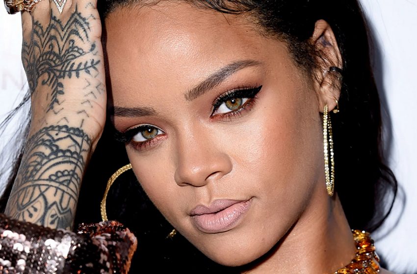  Rihanna in una tuta di pizzo traslucido ha mostrato danze seducenti