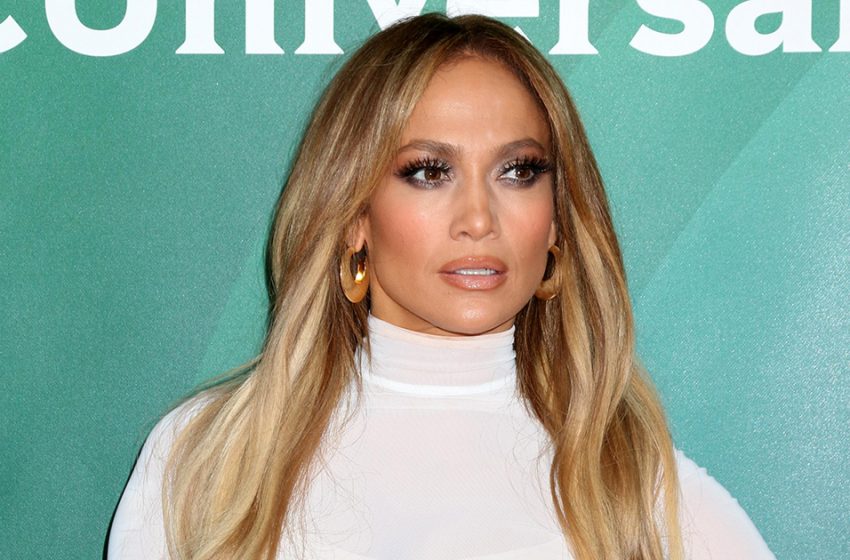  Bellezza sofisticata senza trucco: Jennifer Lopez vestita con un abito «marshmallow».