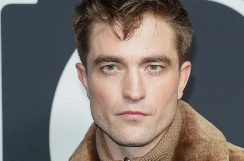  Indossa una gonna al posto dei pantaloni: Robert Pattinson è venuto allo show di Dior con un look audace