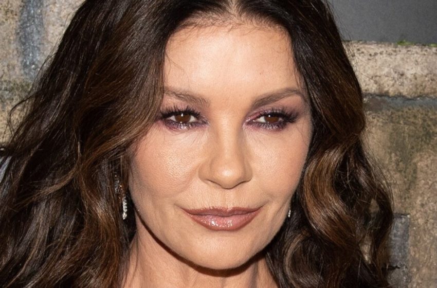  Catherine Zeta-Jones in un abito con una profonda scollatura è stata pubblicata con suo marito