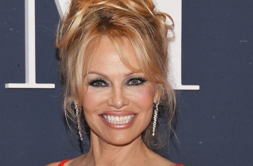  Violato il codice di abbigliamento: è uscita Pamela Anderson con un vestito rosso attillato