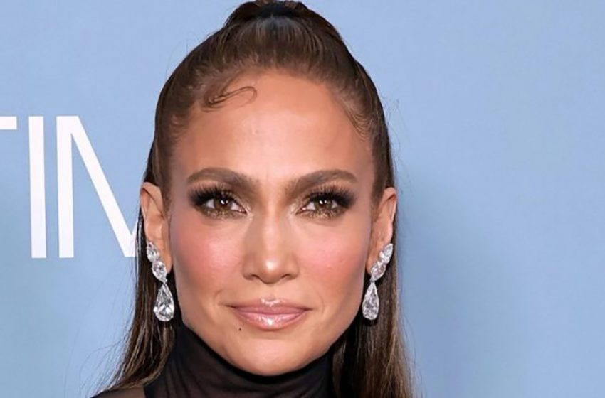  Il nuovo abito nudo di Jennifer Lopez solleva domande da parte dei fan