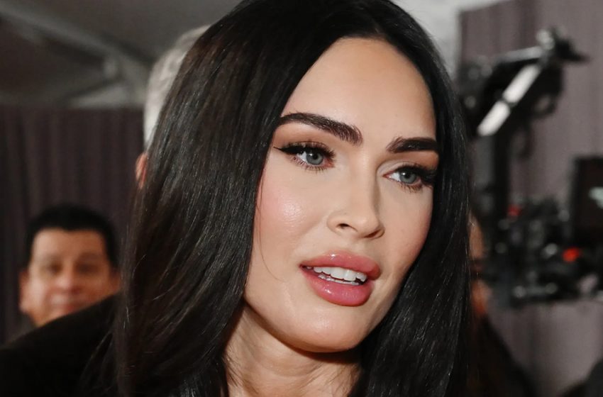  Stile noir: Megan Fox in un abito scarlatto con una profonda scollatura è apparsa al pre-party dei Grammy