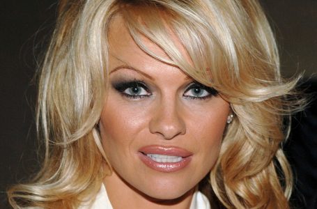 “Rughe, cipiglio e labbra a fisarmonica”: Pamela Anderson è uscita coraggiosamente senza trucco – ecco come appare al mattino