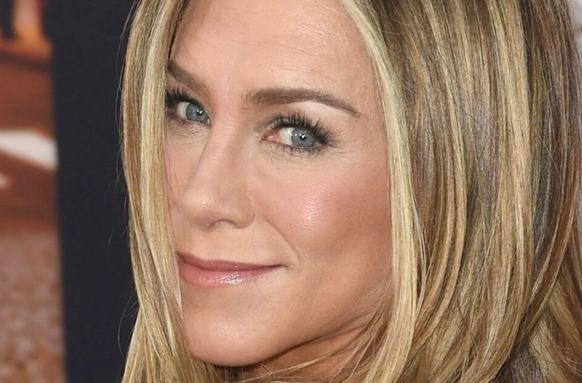  Il vestito sembra troppo provocatorio : Jennifer Aniston in un mini-abito trasparente ha suscitato scalpore