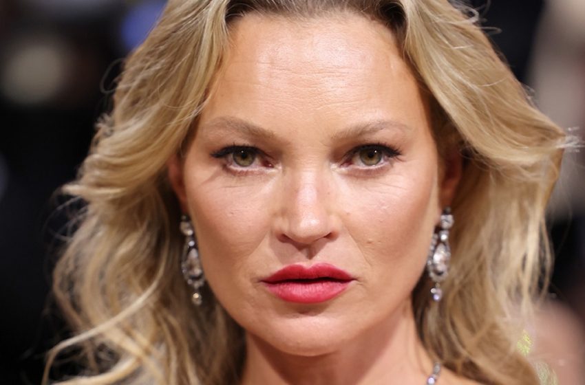  Rughe profonde sul viso e denti danneggiati : La supermodella 49enne Kate Moss è irriconoscibile nelle sue nuove foto