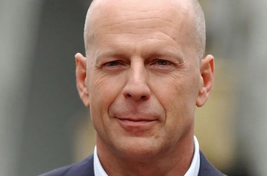  Ha smesso di leggere e parla a malapena : La moglie di Bruce Willis ha mostrato quanto sia diventato irriconoscibile suo marito