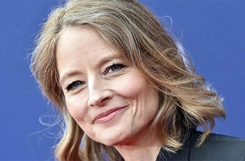  È sempre più bella con l’età : I paparazzi hanno catturato Jodie Foster, 60enne, senza trucco e filtri