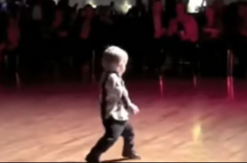  Il bambino inizia a ballare sulla sua canzone preferita di Elvis: La folla ne è innamorata