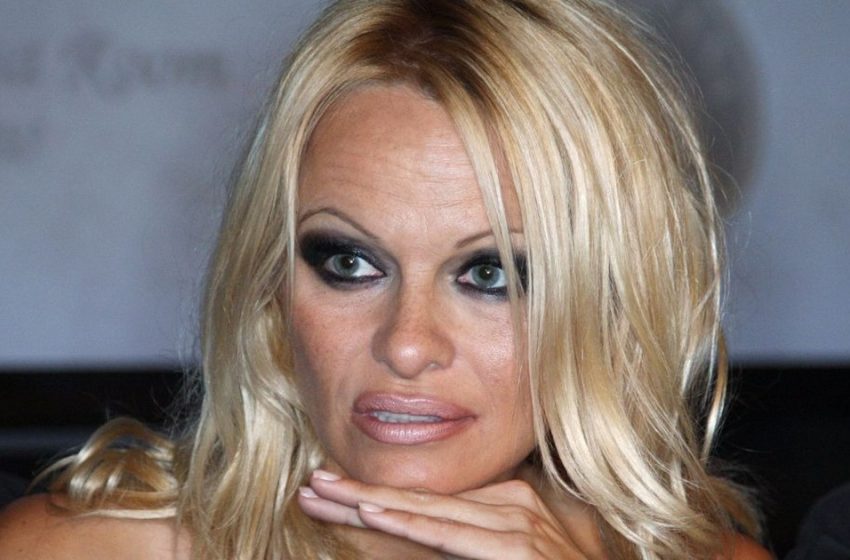  Sguardo stupefacente in un lungo vestito bianco : Pamela Anderson, 56 anni, ha deliziato i fan con le sue foto recenti