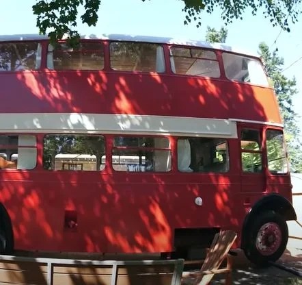  Sembra davvero impressionante : Un uomo ha comprato un vecchio autobus a due piani e l’ha ristrutturato trasformandolo in una divertente piccola casa