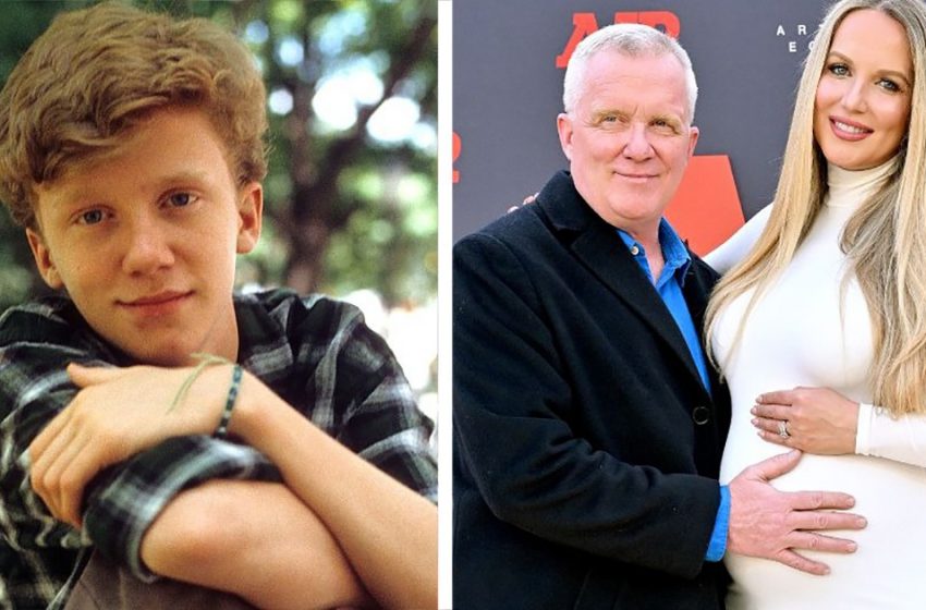  Da idolo adolescente a uomo di famiglia: Anthony Michael Hall rinnova i voti alla moglie e un bambino