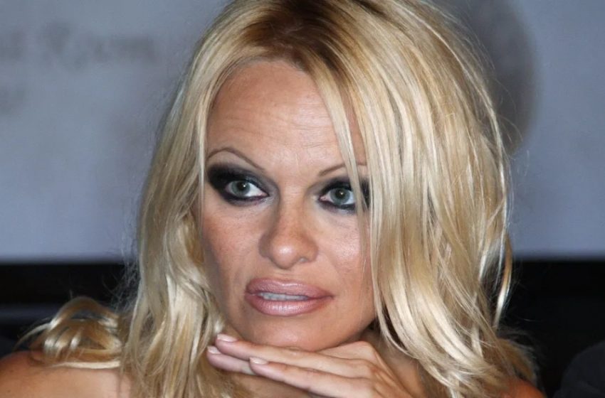  «L’aspetto naturale della star ha stupito i fan»: Pamela Anderson, 56 anni, ha condiviso nuove foto in un lungo abito bianco