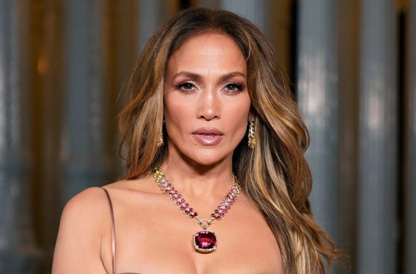  Un Abito «Che le Persone Comuni Non Oserebbero Indossare»: Jennifer Lopez Ha Attratto L’Attenzione di Tutti sul Red Carpet!