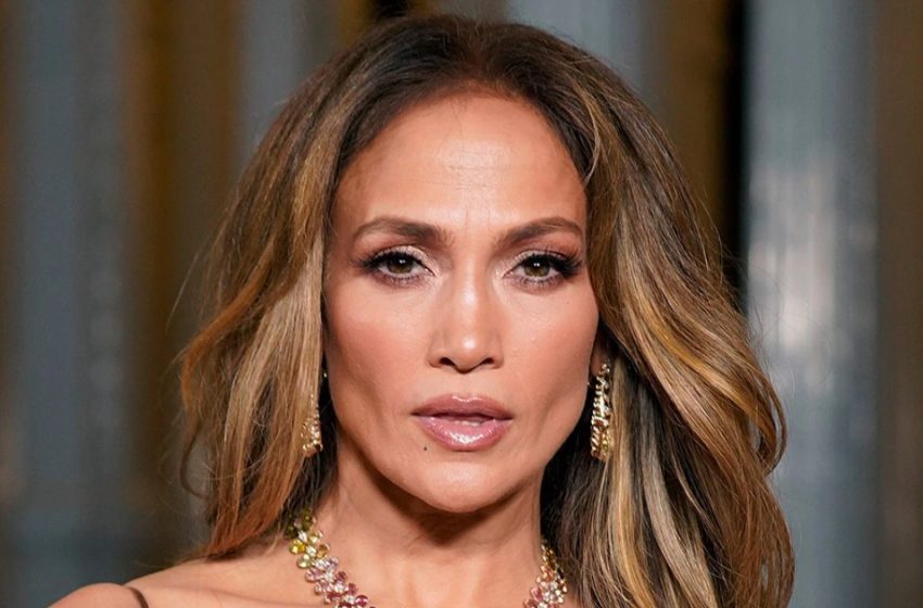  «In un vestito scollato con taglio a forma di cuore sull’addome»: L’ultima apparizione pubblica di Jennifer Lopez in un outfit provocante ha suscitato molto scalpore su Internet!