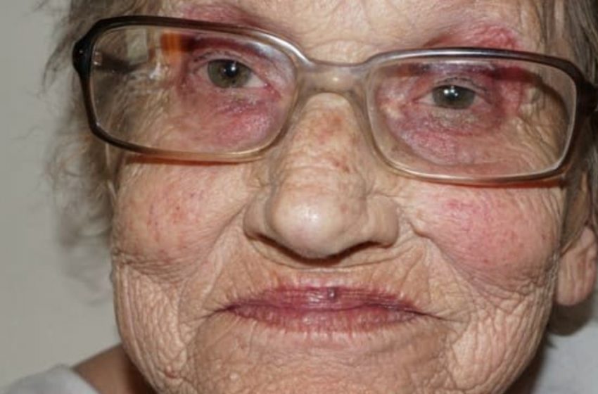  «Ora sembra una stella!»: La ragazza ha dato un trucco alla moda alla sua nonna ottantenne!
