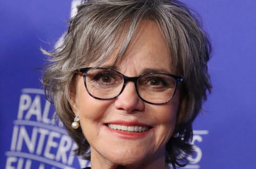  «Sally Field, 77 anni, mai sottoposta a chirurgia plastica e sempre in lotta contro l’età»: com’è adesso?