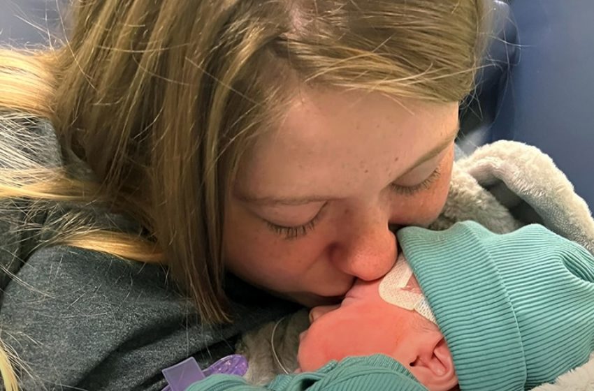  I miracoli accadono davvero: i medici hanno staccato il supporto vitale e i genitori stavano salutando il loro bambino quando ha iniziato a respirare!