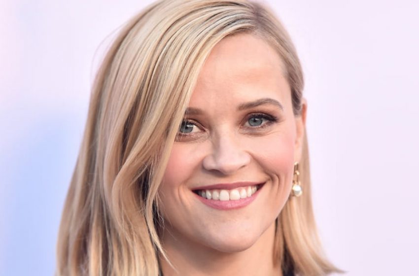  «In un abito da scolaretta»: Reese Witherspoon, 47enne, ha affascinato gli ospiti della Paris Fashion Week con le sue gambe snelle!