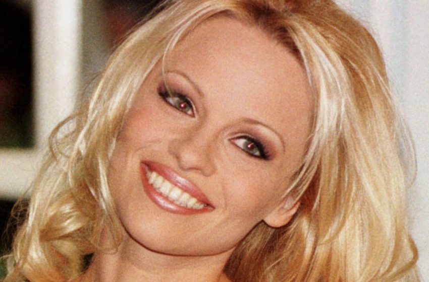  «Dopo la Morte dell’Amica, ha Abbandonato il Trucco per le Labbra Enormi»: Com’è Ora l’Aspetto di Pamela Anderson?