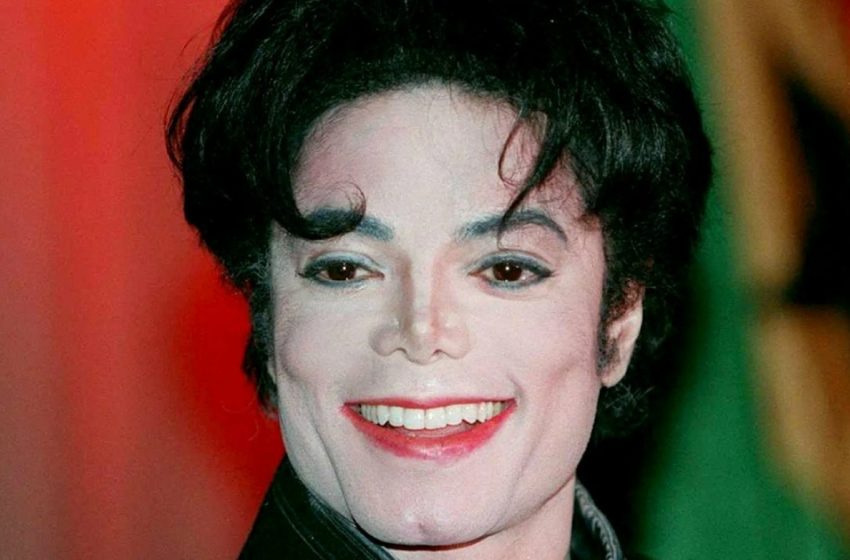  La figlia di 25 anni di Michael Jackson è la versione femminile del suo defunto padre: la ragazza è stata immortalata in un vestito con tagli ai Grammy!