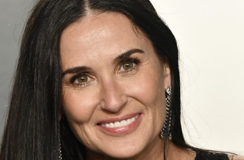  «Le modifiche le stanno così bene»: La 61enne Demi Moore ha condiviso le sue foto con i capelli corti e ricci!