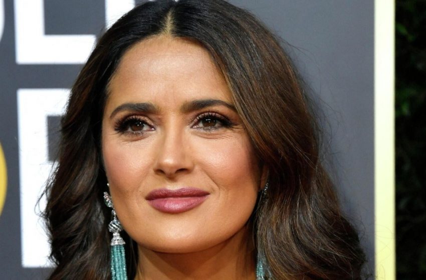  «Non aveva tempo di avvolgersi in un asciugamano»: i paparazzi hanno colto Salma Hayek, 57enne, sulla spiaggia!