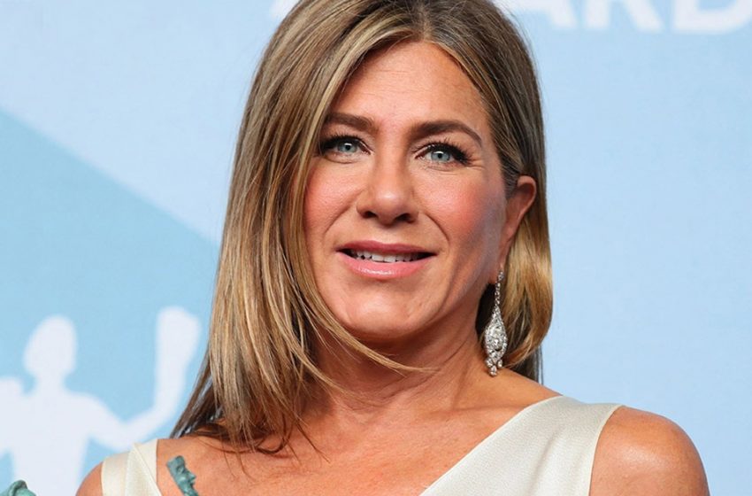  «La Star Ha Mostrato le Sue Gambe Lunghe e Sottili»: Aniston, 55enne, Ha Colpito il Web in un Mini Super Corto!