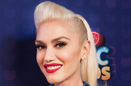 Il Piccante Dibattito sul Look «Cowgirl»: Gwen Stefani è Apparsa in una Tuta Blu Scuro con una Scollatura Provocante!