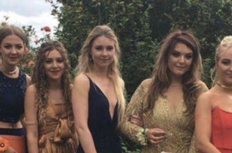 Il dettaglio che fa tremare: la foto delle ragazze che posano per la foto del ballo di fine anno è diventata virale su Internet!