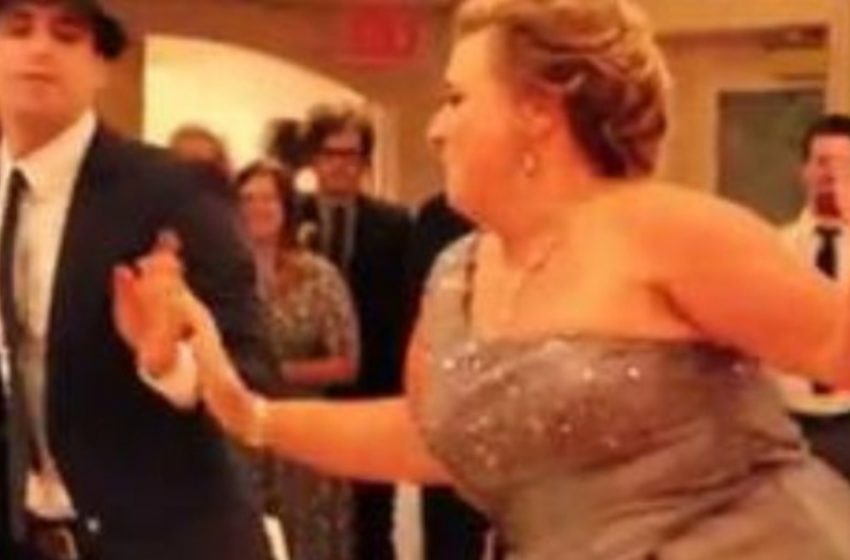  «Quando madre e figlio decidono di ballare insieme»: La danza della donna al matrimonio di suo figlio è diventata virale su internet!