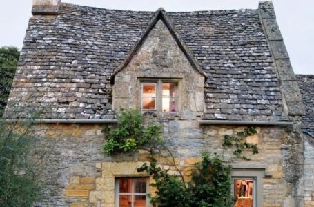 La famiglia britannica vive in una casa vecchia di 300 anni: com’è l’interno della vecchia casa?