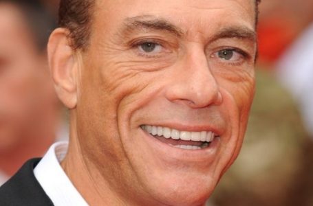 «Foto Folli dell’Attore»: Jean-Claude Van Damme Ha Sorpreso i Fan con Foto in una Vestaglia Scherzosa!