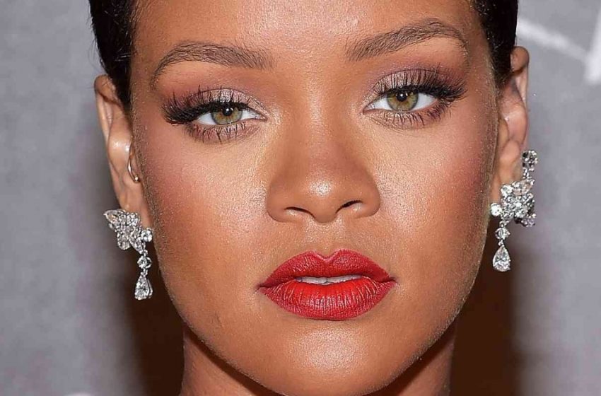  «In Leggings Stretti Rossi»: Rihanna è stata catturata mentre si sdraiava in piscina!