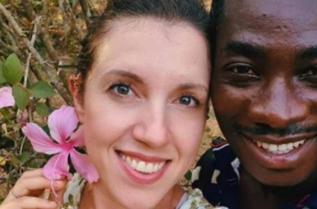 Una ragazza dalla pelle chiara è andata in una provincia africana e ha sposato un africano: com’è l’aspetto dei 4 figli di una coppia interrazziale?