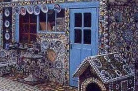 «Un capolavoro fatto di ceramica rotta»: Una casa incredibile completamente decorata con ceramica rotta!