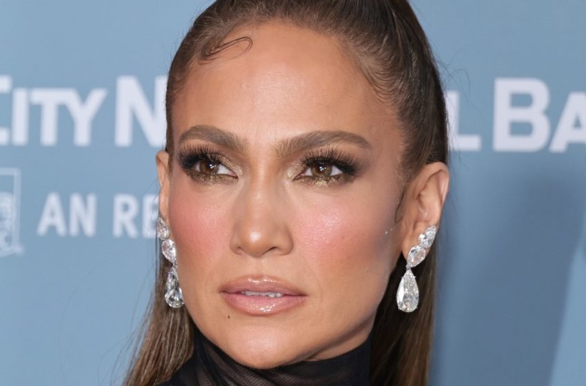  «Un Pezzo di Seta al Posto di un Abito»: J.Lo Ripete il Suo Iconico Outfit «Nudo»!