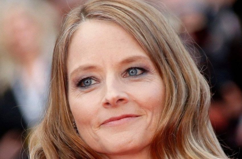  Una Rara Apparizione della «Coppia»: Jodie Foster e Sua Moglie Apparse in Abiti Eleganti Coordinati!