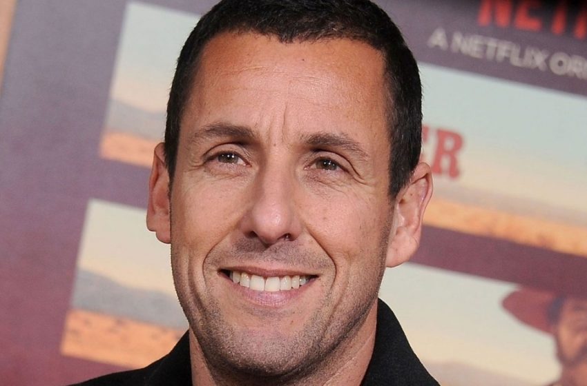  «Apparizione pubblica in famiglia»: Adam Sandler è apparso alla première del film con la sua moglie di 49 anni e le due figlie!